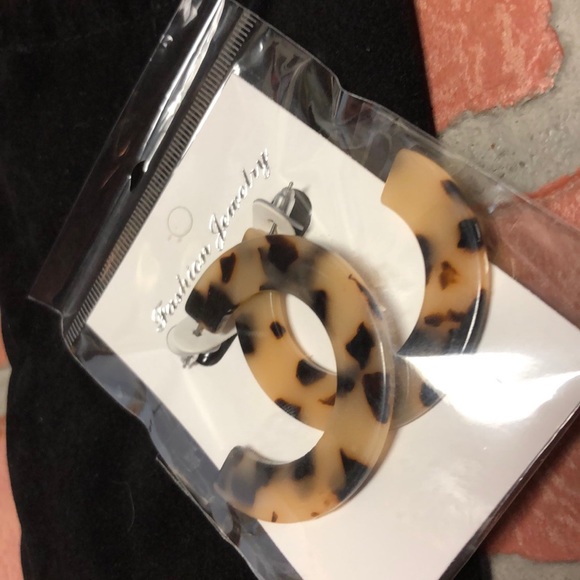 Designer tortoise • Acrylic hoops - Picture 3 of 4